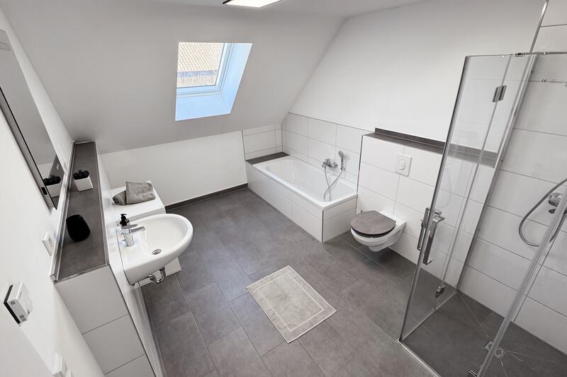 Modernes Hauptbad mit Badewanne