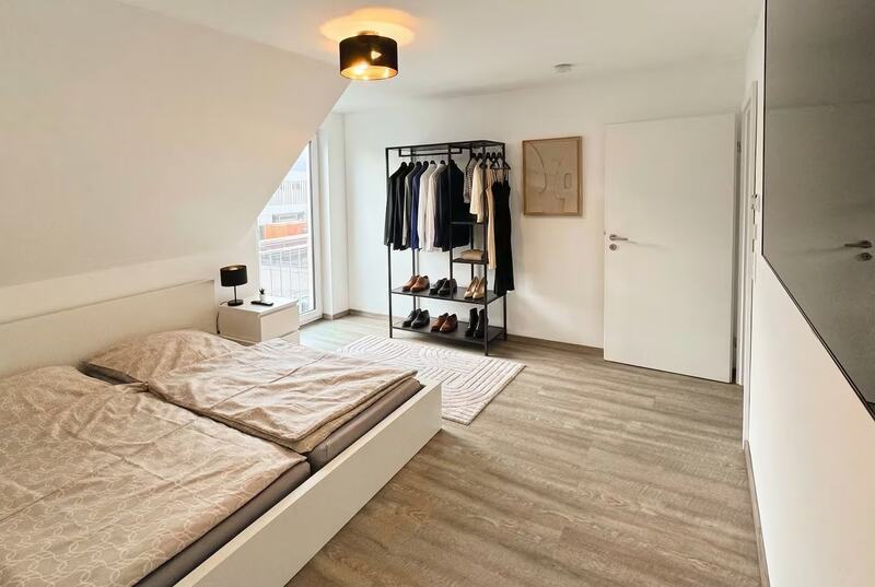Schlafzimmer mit offener Garderobe