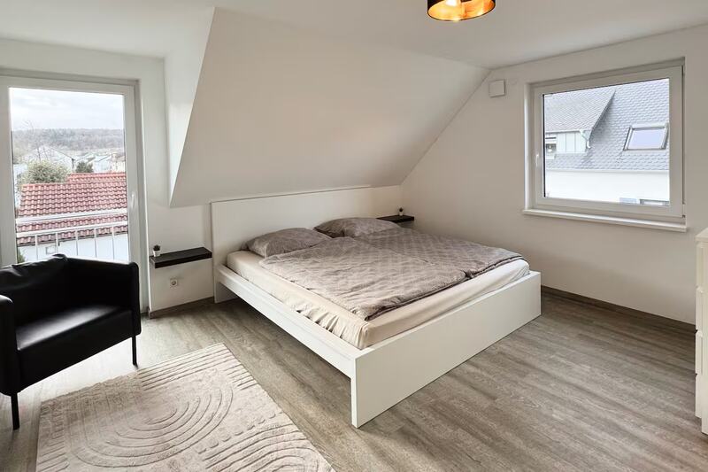 Helles Schlafzimmer mit Aussicht