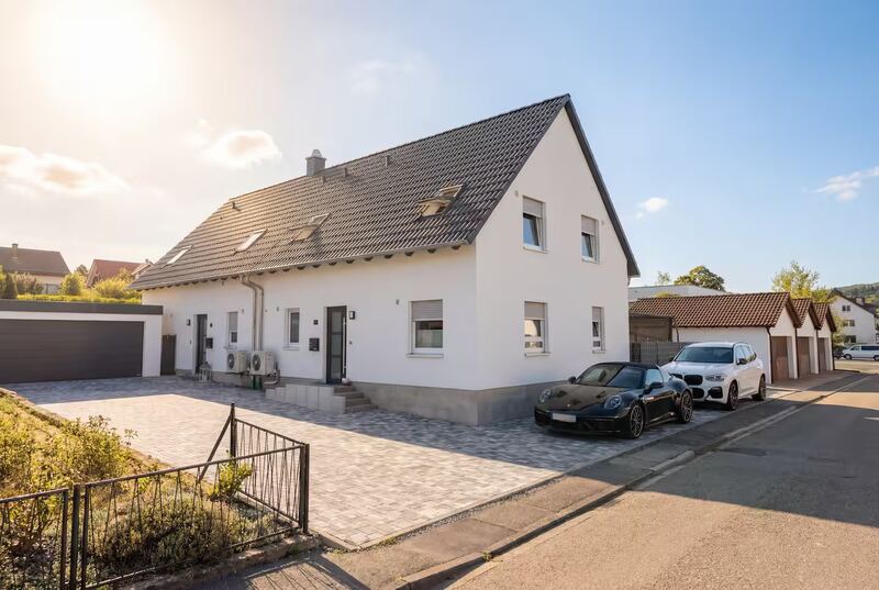 Außenansicht des Hauses mit zwei großen Stellplätzen