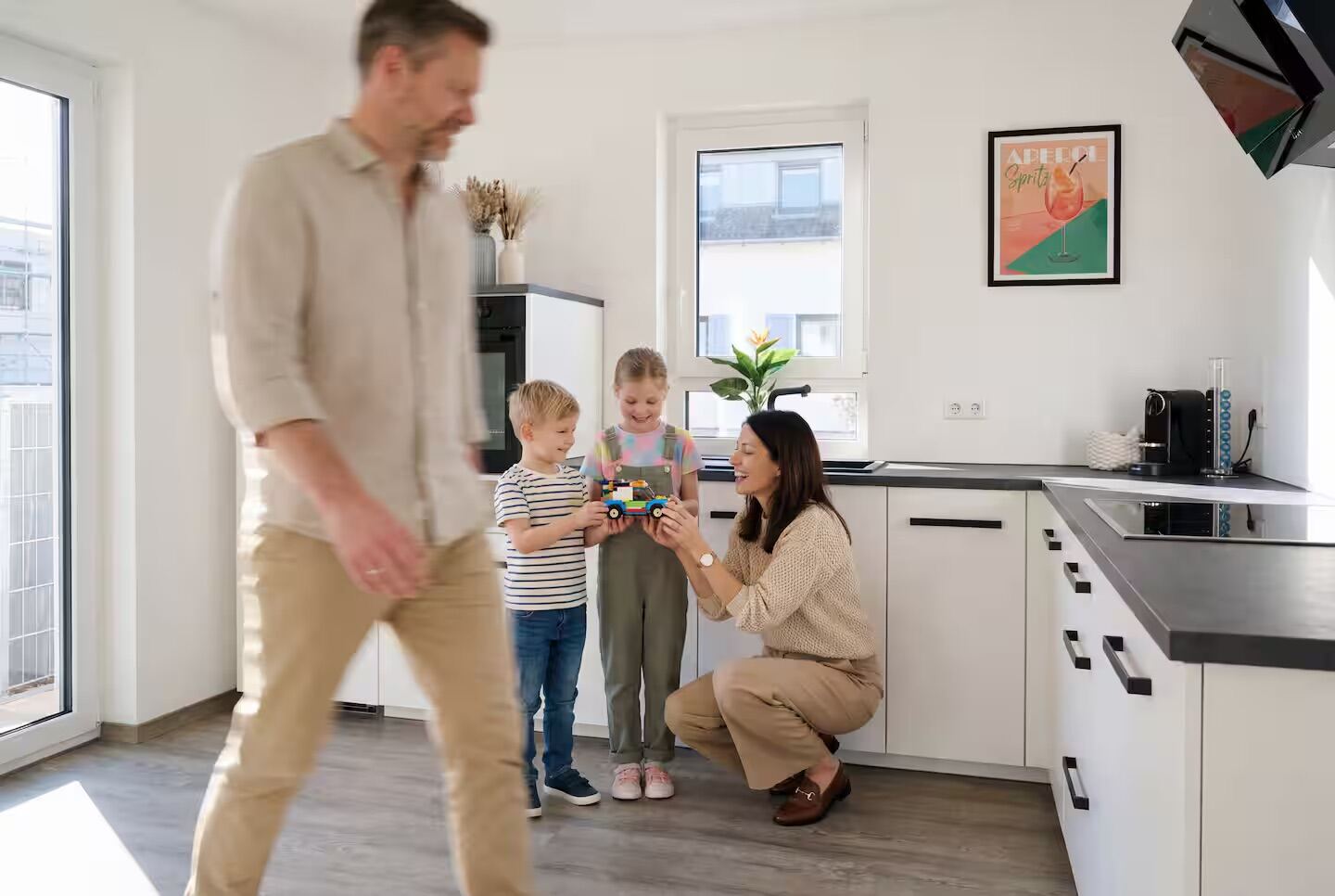 Familie in der hellen Küche der Kutscherweg Suites — perfekter Familienurlaub