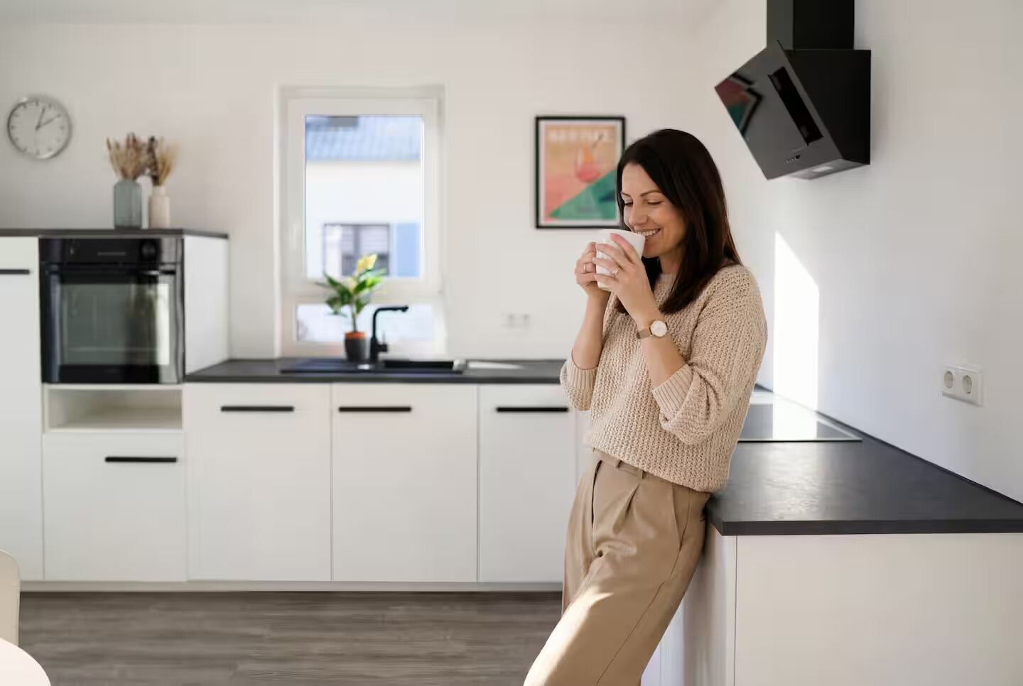 Lifestyle-Aufnahme in der hellen Küche der Kutscherweg Suites