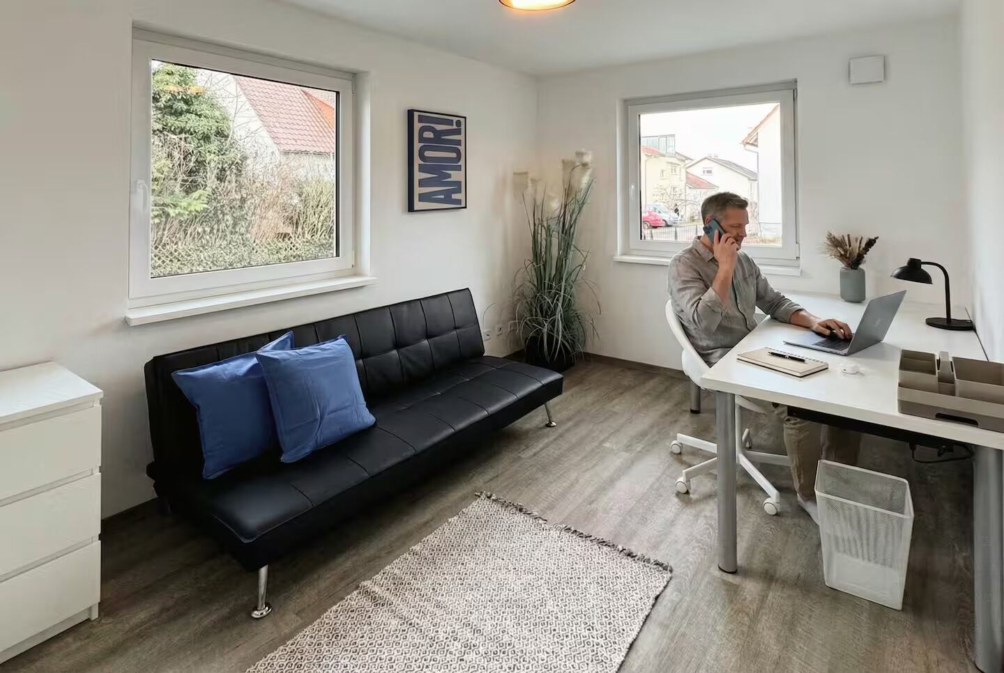 Separates Büro mit Schreibtisch und Schlafcouch — perfekt für Workation und Geschäftsreisen